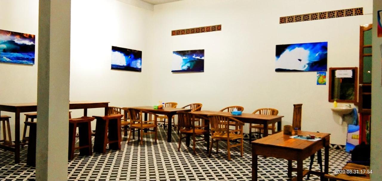 Arrys Watukarung Surfcamp Hotell Kalak Exteriör bild