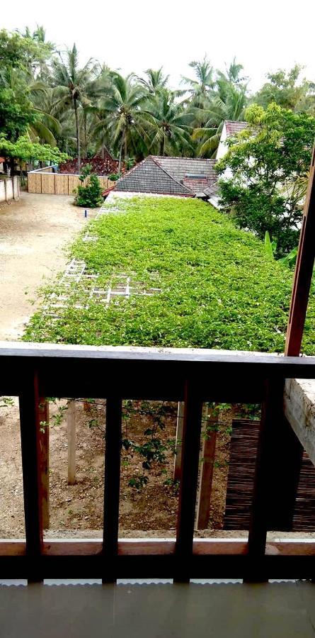Arrys Watukarung Surfcamp Hotell Kalak Exteriör bild