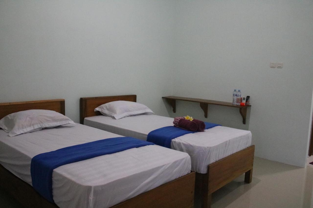 Arrys Watukarung Surfcamp Hotell Kalak Exteriör bild